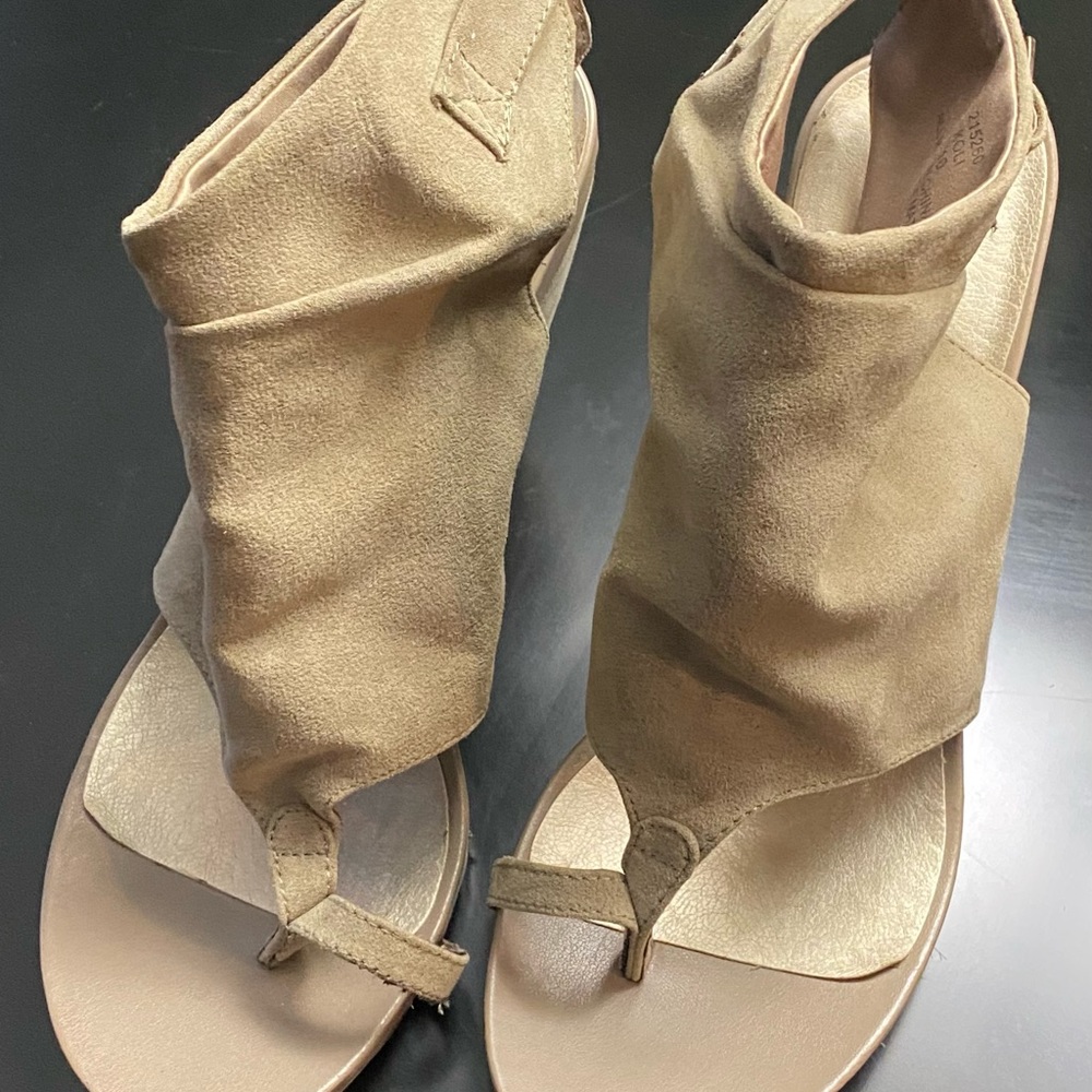 never worn/great shape/suede. Low heel